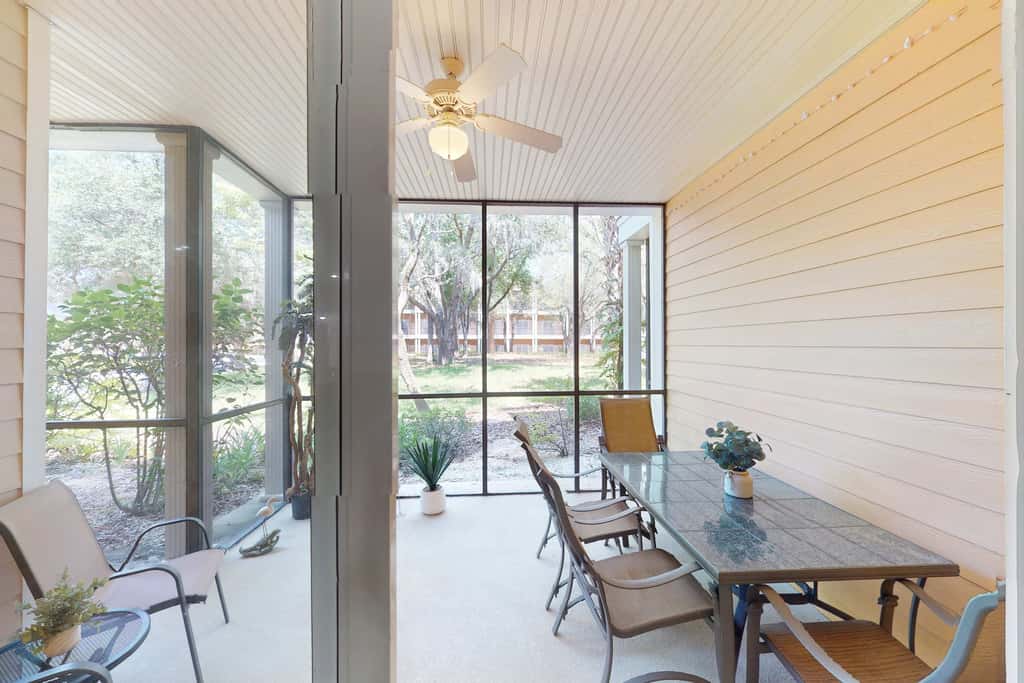 1st floor condo w/ gym, tennis court, sauna, patio, restaurant, near theme parks