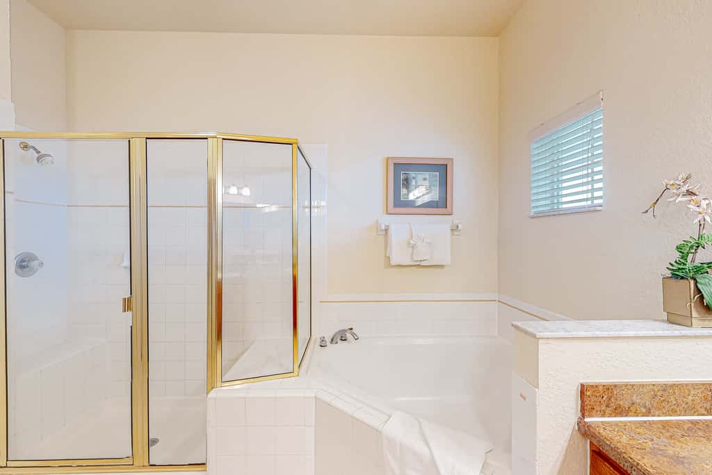 3rd floor condo w/ basketball court, near theme parks, restaurant, pools, sauna