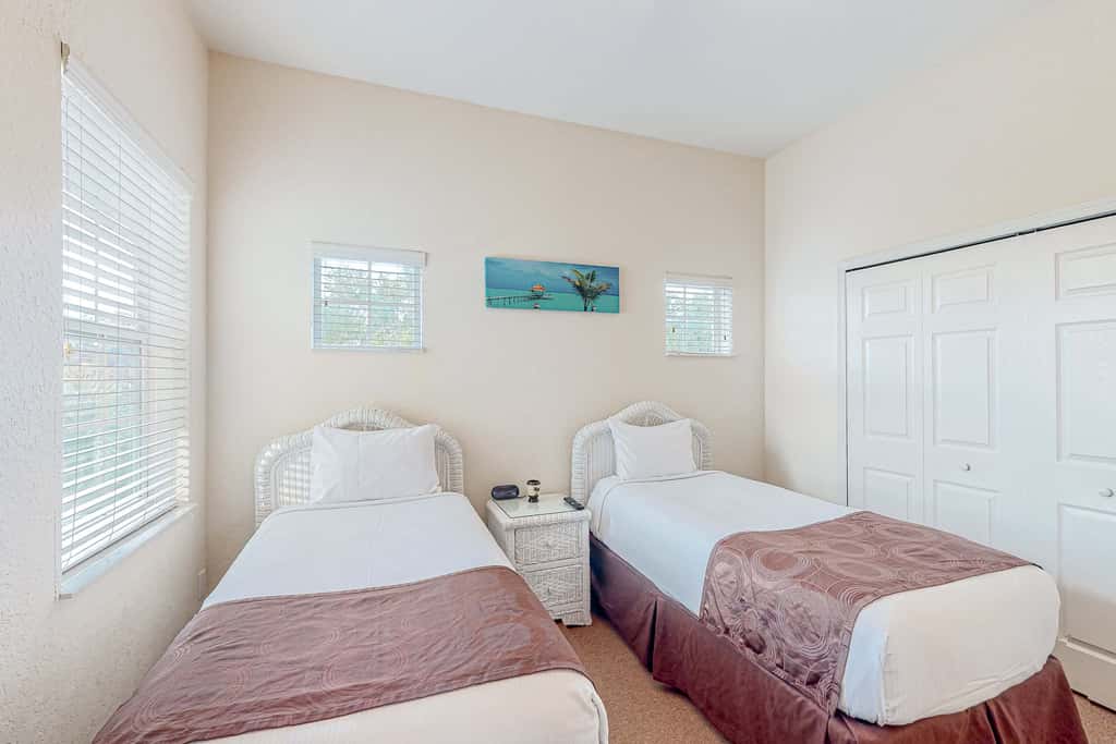 3rd floor condo w/ basketball court, near theme parks, restaurant, pools, sauna