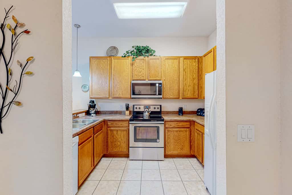 3rd floor condo w/ basketball court, near theme parks, restaurant, pools, sauna