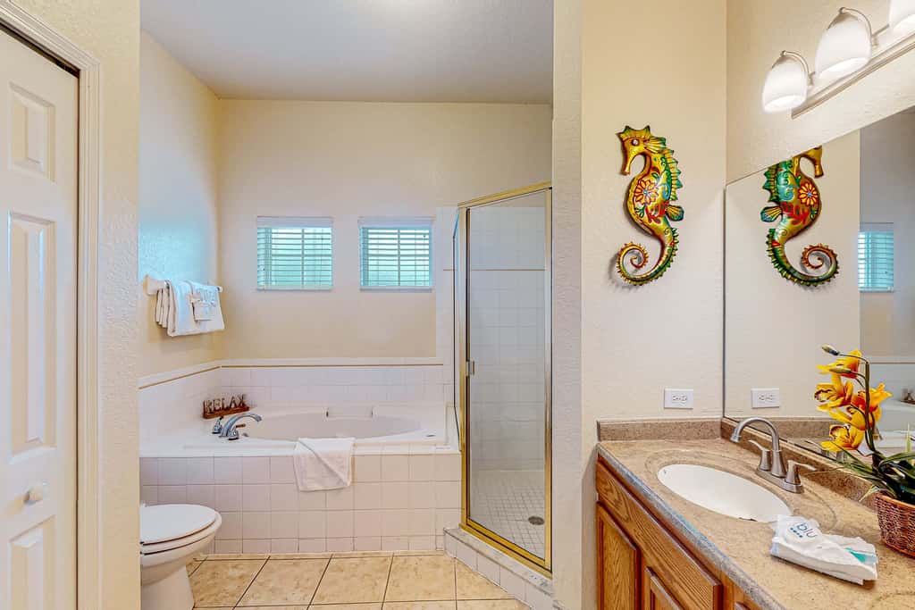 3rd floor condo w/ basketball court, near theme parks, restaurant, pools, sauna