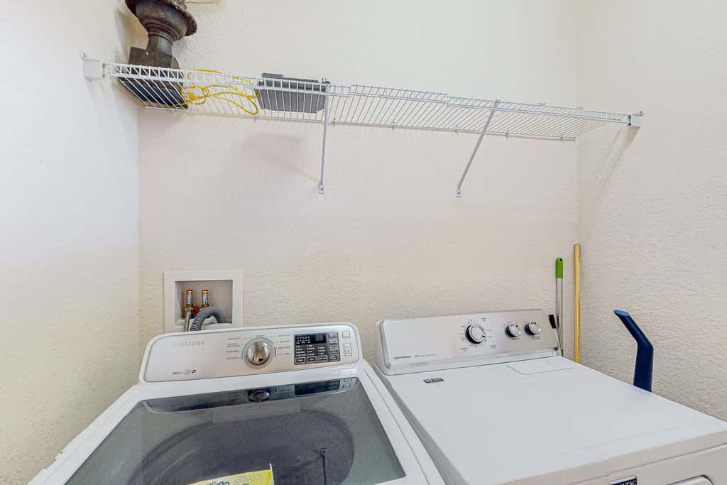 3rd floor condo w/ basketball court, near theme parks, restaurant, pools, sauna