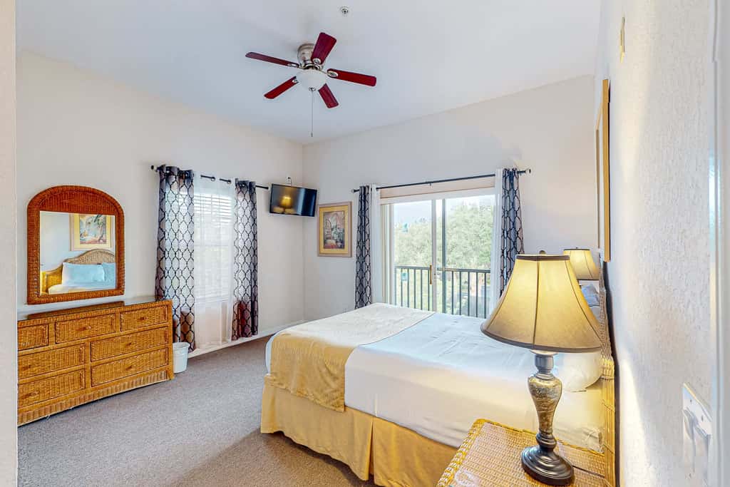 3rd floor condo w/ basketball court, near theme parks, restaurant, pools, sauna