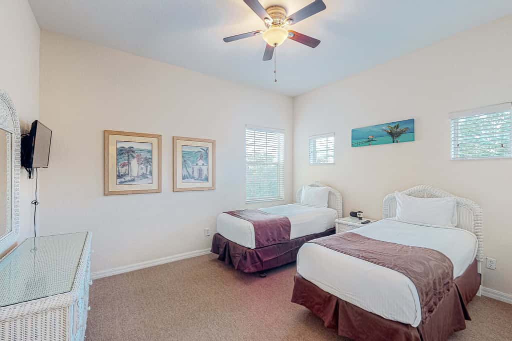 3rd floor condo w/ basketball court, near theme parks, restaurant, pools, sauna