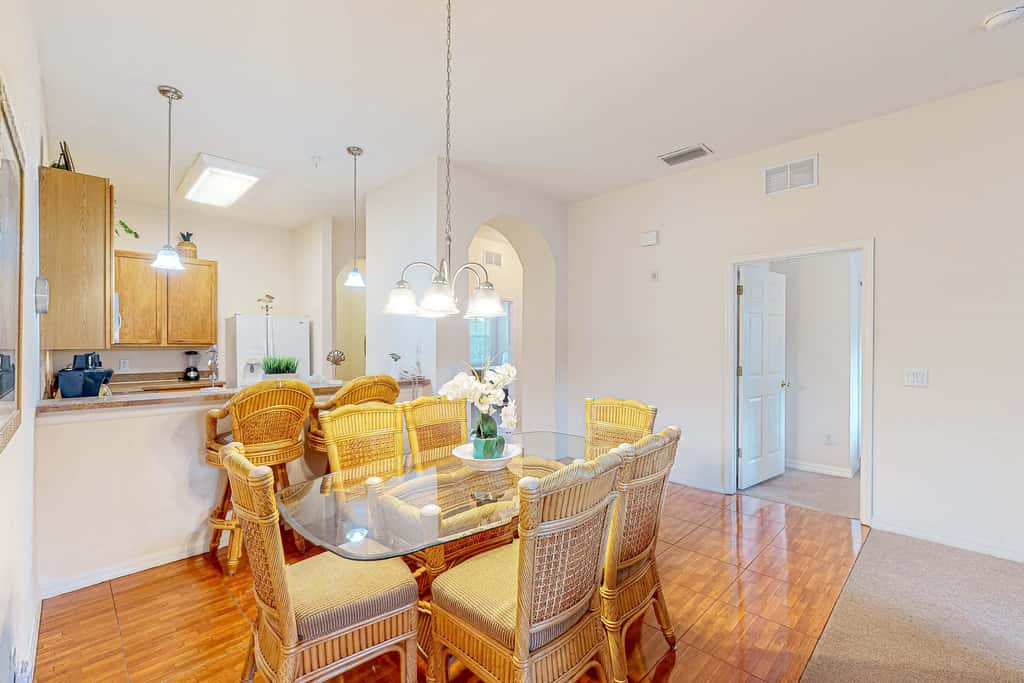 3rd floor condo w/ basketball court, near theme parks, restaurant, pools, sauna