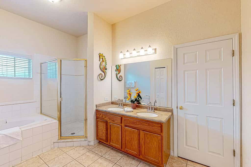 3rd floor condo w/ basketball court, near theme parks, restaurant, pools, sauna