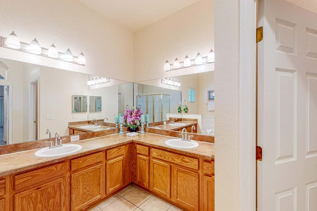 3rd floor condo w/ basketball court, near theme parks, restaurant, pools, sauna