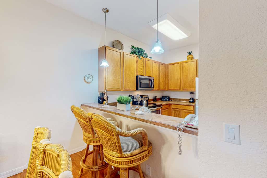 3rd floor condo w/ basketball court, near theme parks, restaurant, pools, sauna