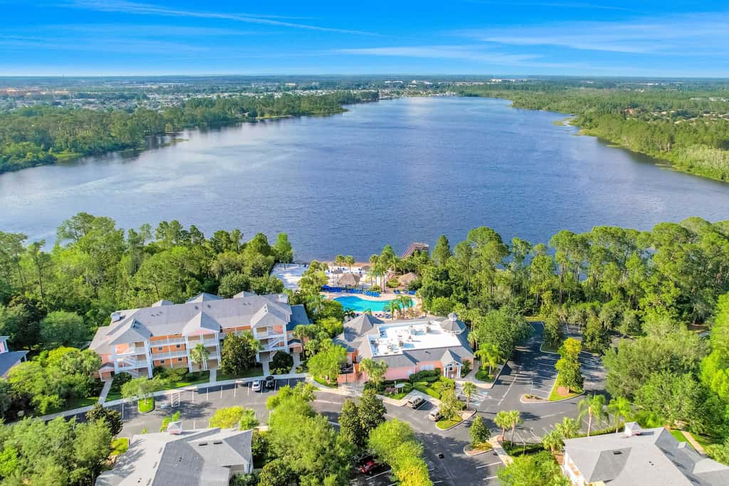 3rd floor condo w/ basketball court, near theme parks, restaurant, pools, sauna