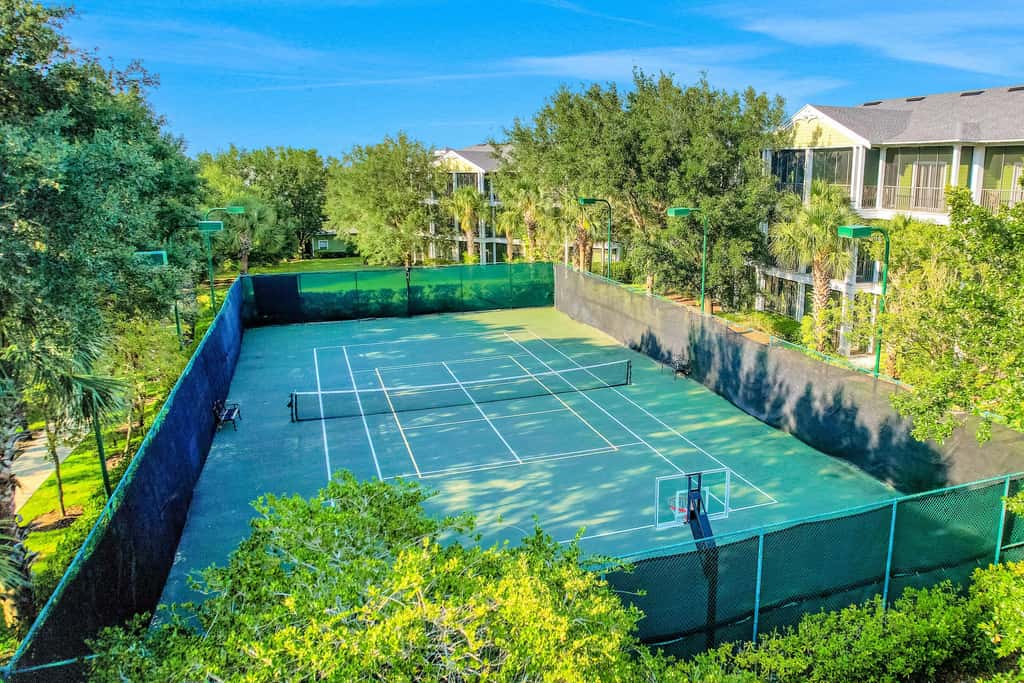 3rd floor condo w/ basketball court, near theme parks, restaurant, pools, sauna