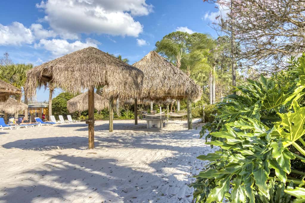3rd floor condo w/ basketball court, near theme parks, restaurant, pools, sauna