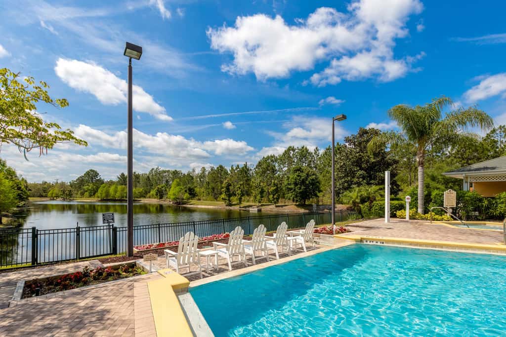 2nd floor condo w/ shared pools, balcony, sauna, gym, hot tub, near theme parks