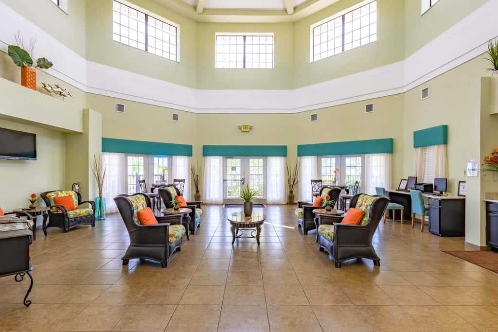 2nd floor condo w/ shared pools, balcony, sauna, gym, hot tub, near theme parks
