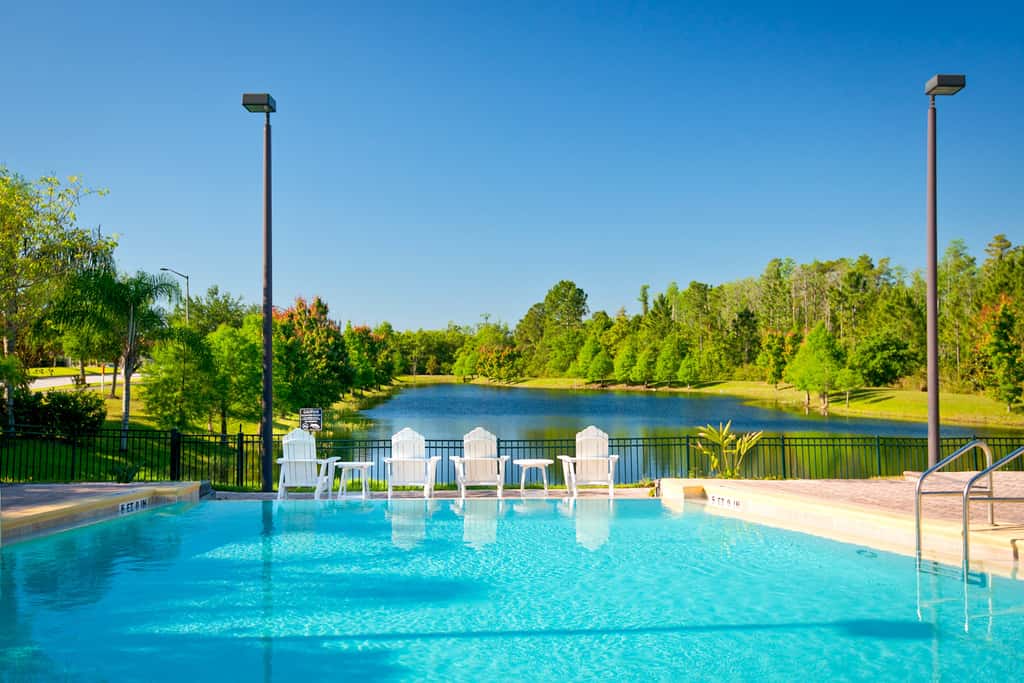 2nd floor condo w/ shared pools, balcony, sauna, gym, hot tub, near theme parks