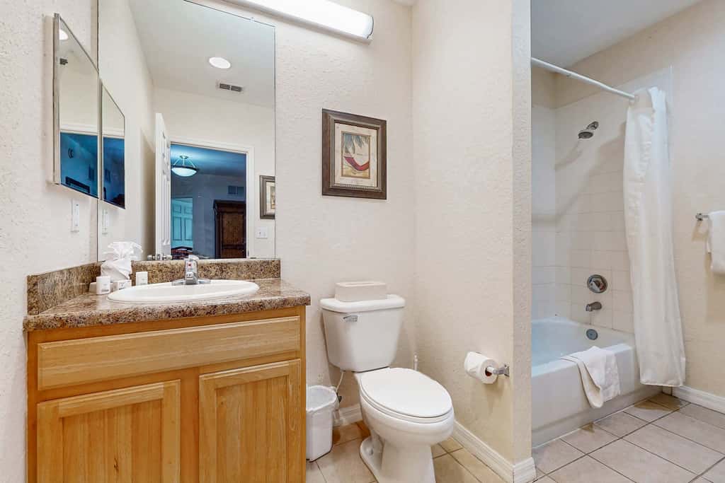 2nd floor condo w/ shared pools, balcony, sauna, gym, hot tub, near theme parks