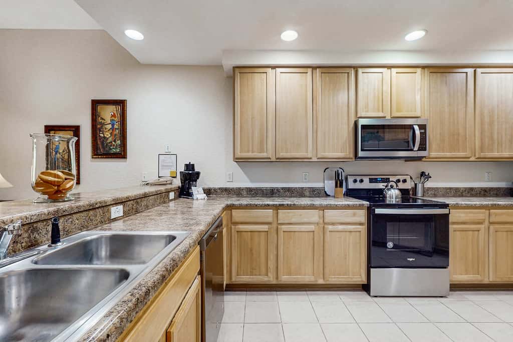 2nd floor condo w/ shared pools, balcony, sauna, gym, hot tub, near theme parks