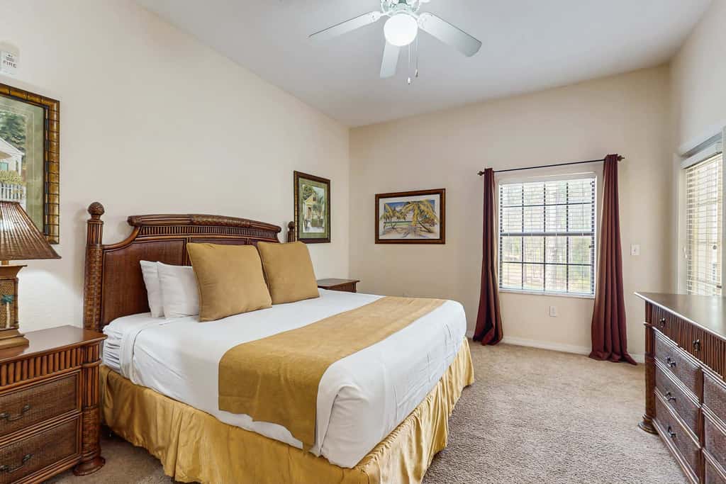 2nd floor condo w/ shared pools, balcony, sauna, gym, hot tub, near theme parks