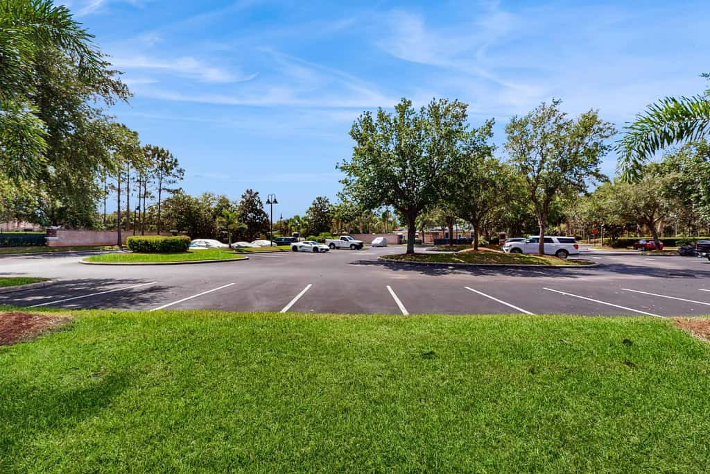 2nd floor condo w/ shared pools, balcony, sauna, gym, hot tub, near theme parks