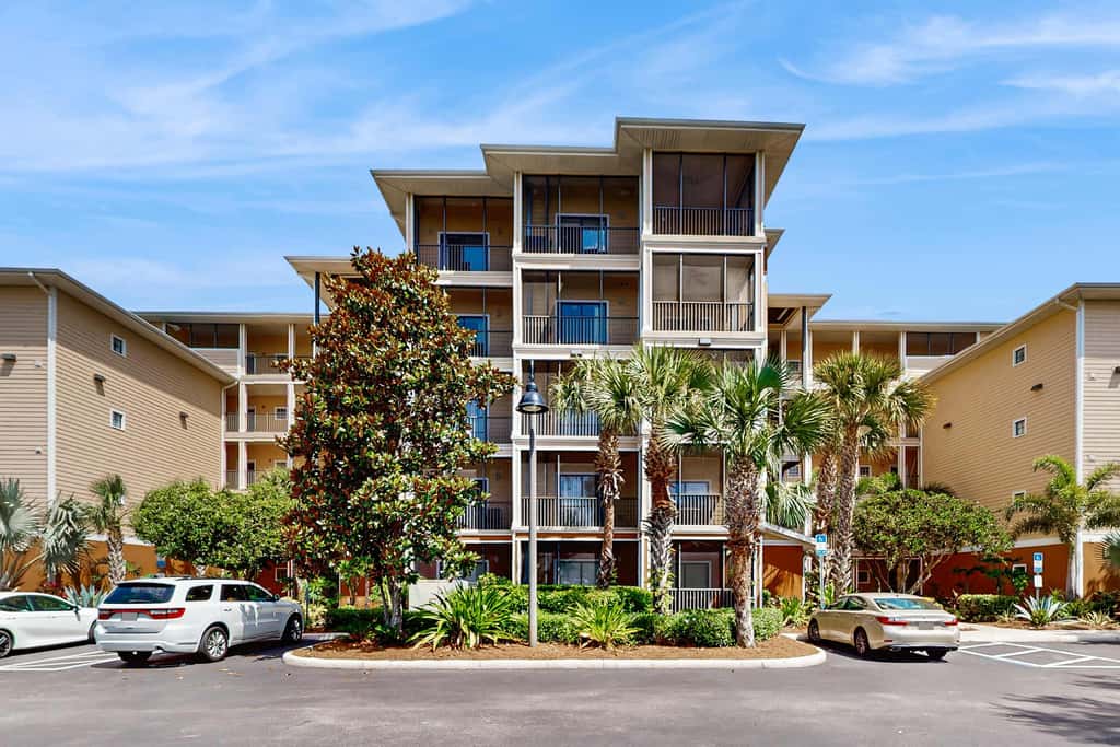 2nd floor condo w/ shared pools, balcony, sauna, gym, hot tub, near theme parks