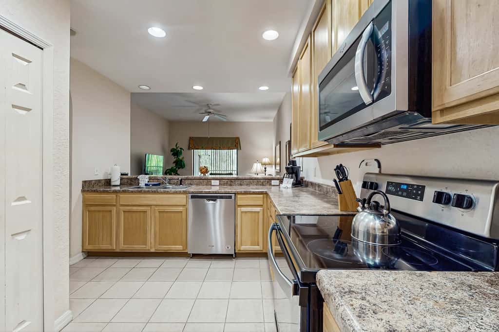 2nd floor condo w/ shared pools, balcony, sauna, gym, hot tub, near theme parks