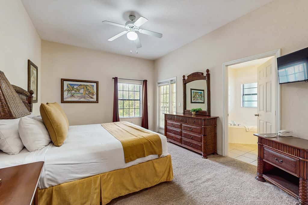 2nd floor condo w/ shared pools, balcony, sauna, gym, hot tub, near theme parks