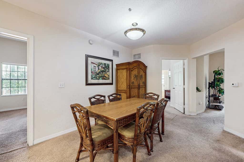 2nd floor condo w/ shared pools, balcony, sauna, gym, hot tub, near theme parks