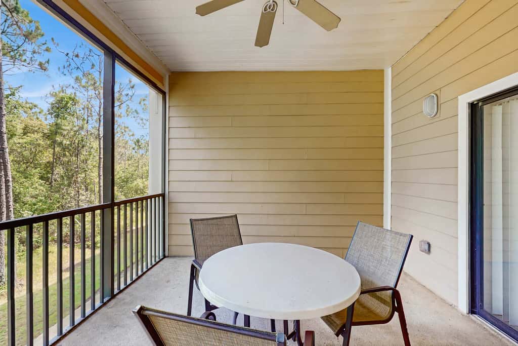2nd floor condo w/ shared pools, balcony, sauna, gym, hot tub, near theme parks