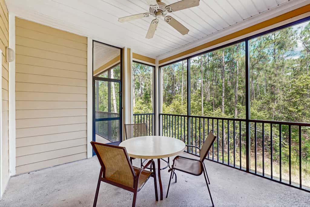 2nd floor condo w/ shared pools, balcony, sauna, gym, hot tub, near theme parks