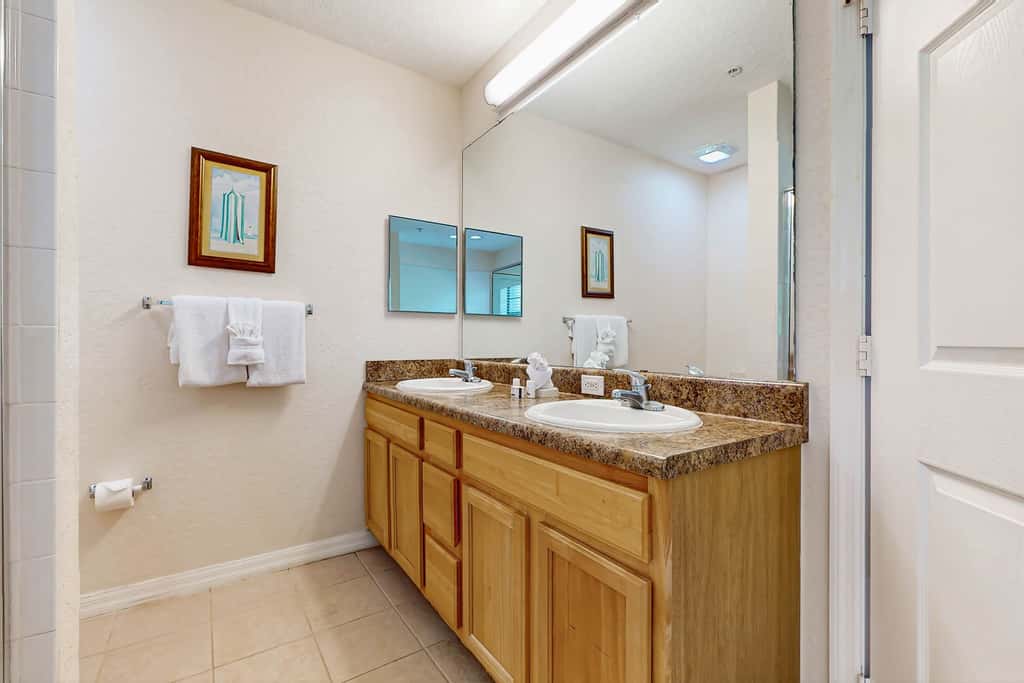 2nd floor condo w/ shared pools, balcony, sauna, gym, hot tub, near theme parks