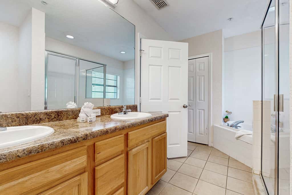 2nd floor condo w/ shared pools, balcony, sauna, gym, hot tub, near theme parks