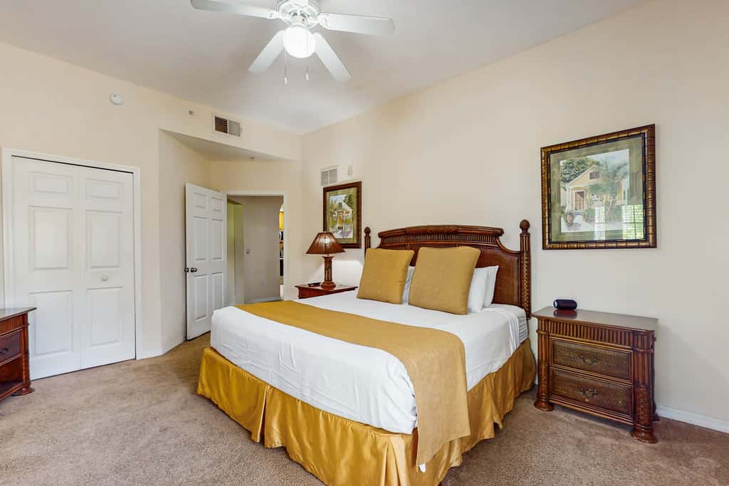 2nd floor condo w/ shared pools, balcony, sauna, gym, hot tub, near theme parks