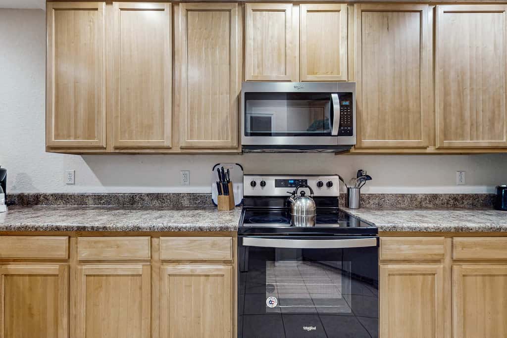 2nd floor condo w/ shared pools, balcony, sauna, gym, hot tub, near theme parks