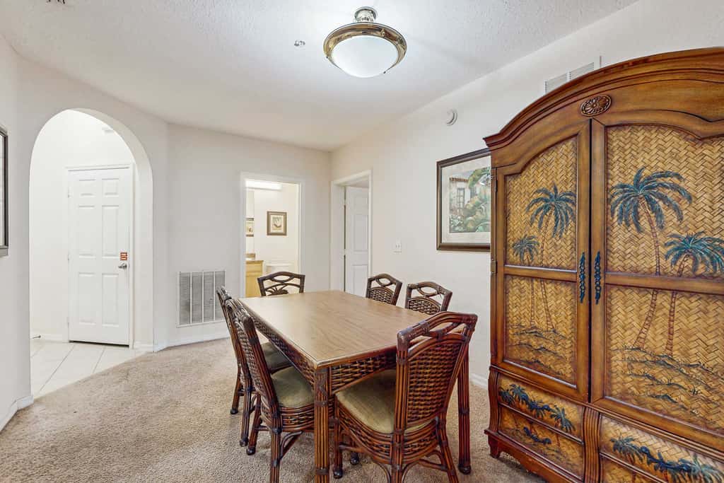 2nd floor condo w/ shared pools, balcony, sauna, gym, hot tub, near theme parks
