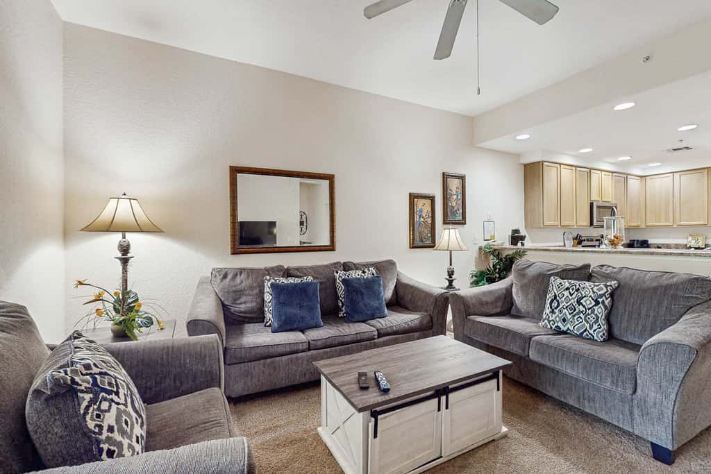 2nd floor condo w/ shared pools, balcony, sauna, gym, hot tub, near theme parks