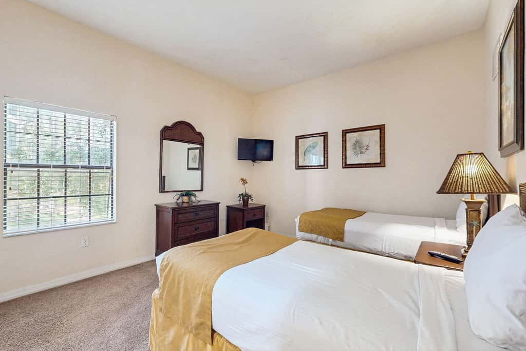 2nd floor condo w/ shared pools, balcony, sauna, gym, hot tub, near theme parks