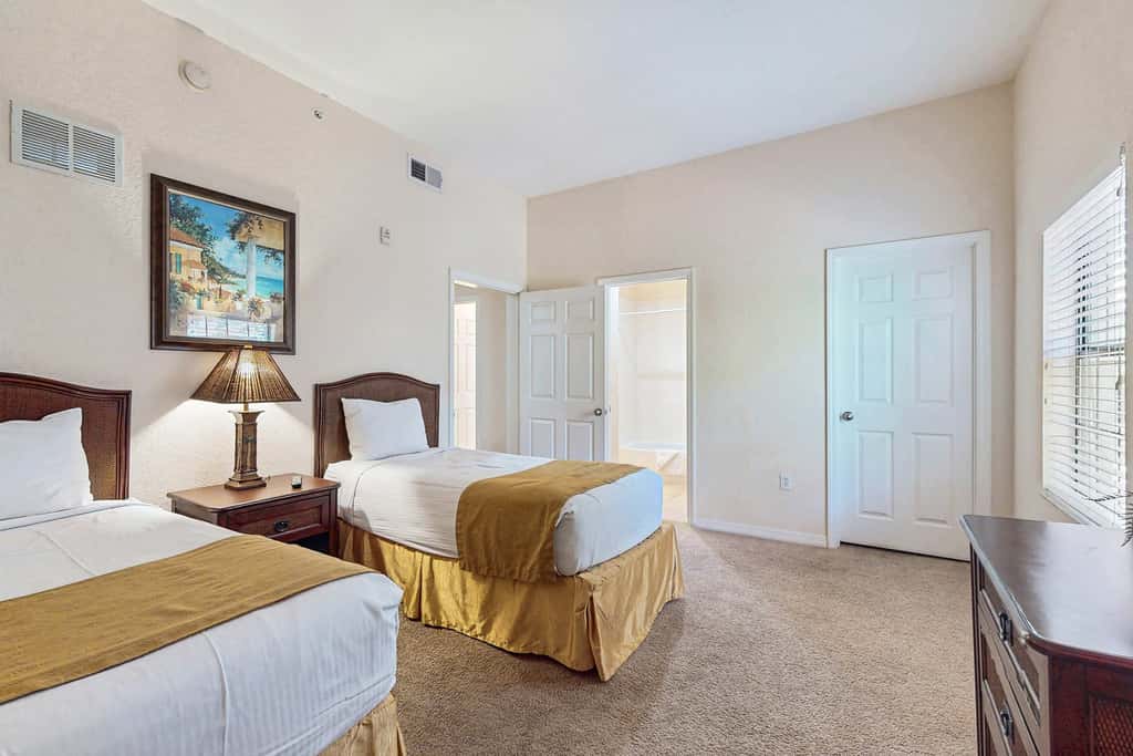2nd floor condo w/ shared pools, balcony, sauna, gym, hot tub, near theme parks