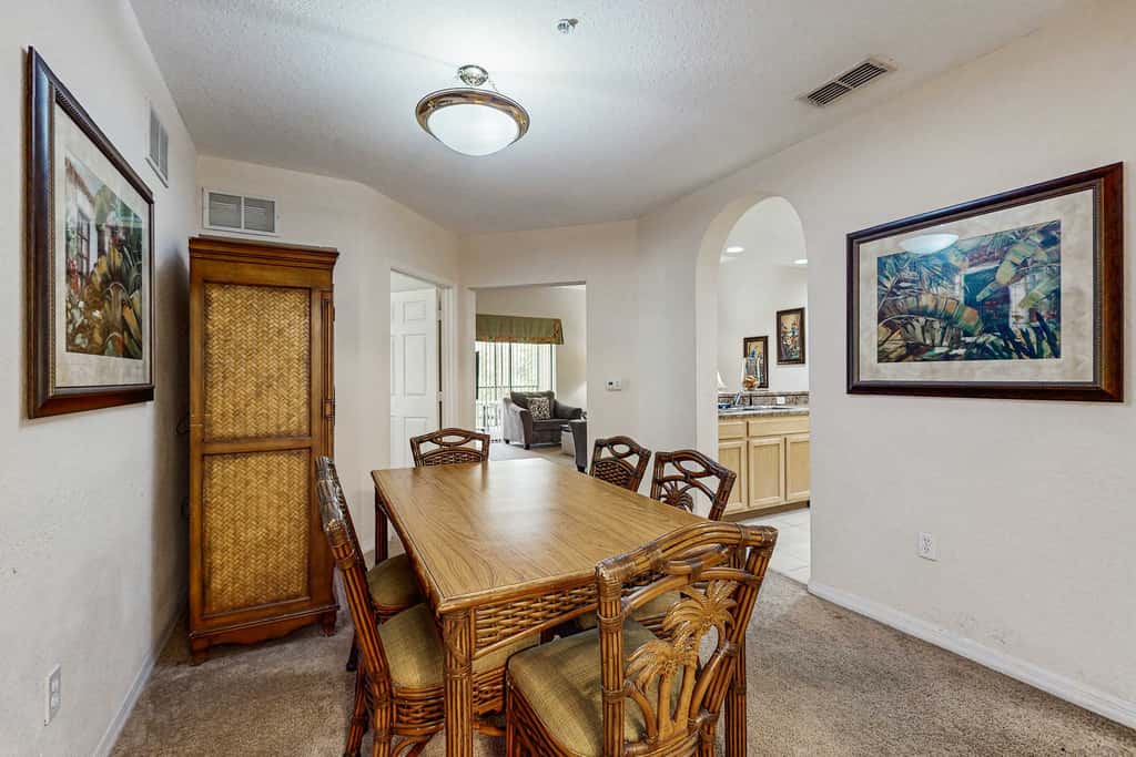 2nd floor condo w/ shared pools, balcony, sauna, gym, hot tub, near theme parks