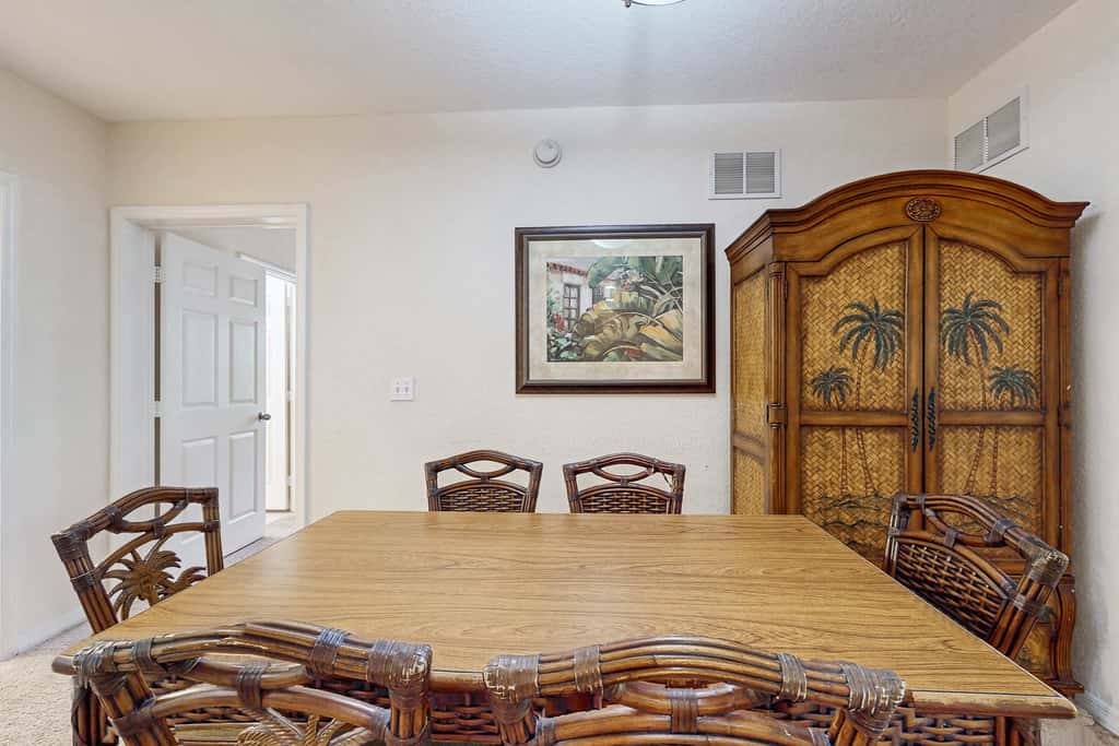 2nd floor condo w/ shared pools, balcony, sauna, gym, hot tub, near theme parks