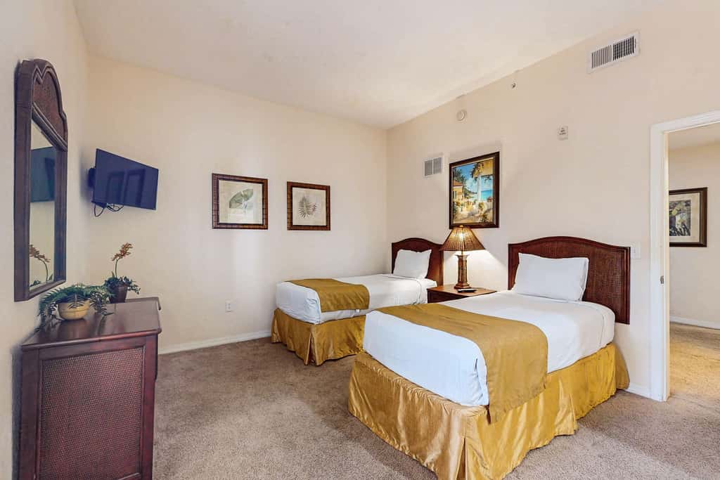 2nd floor condo w/ shared pools, balcony, sauna, gym, hot tub, near theme parks