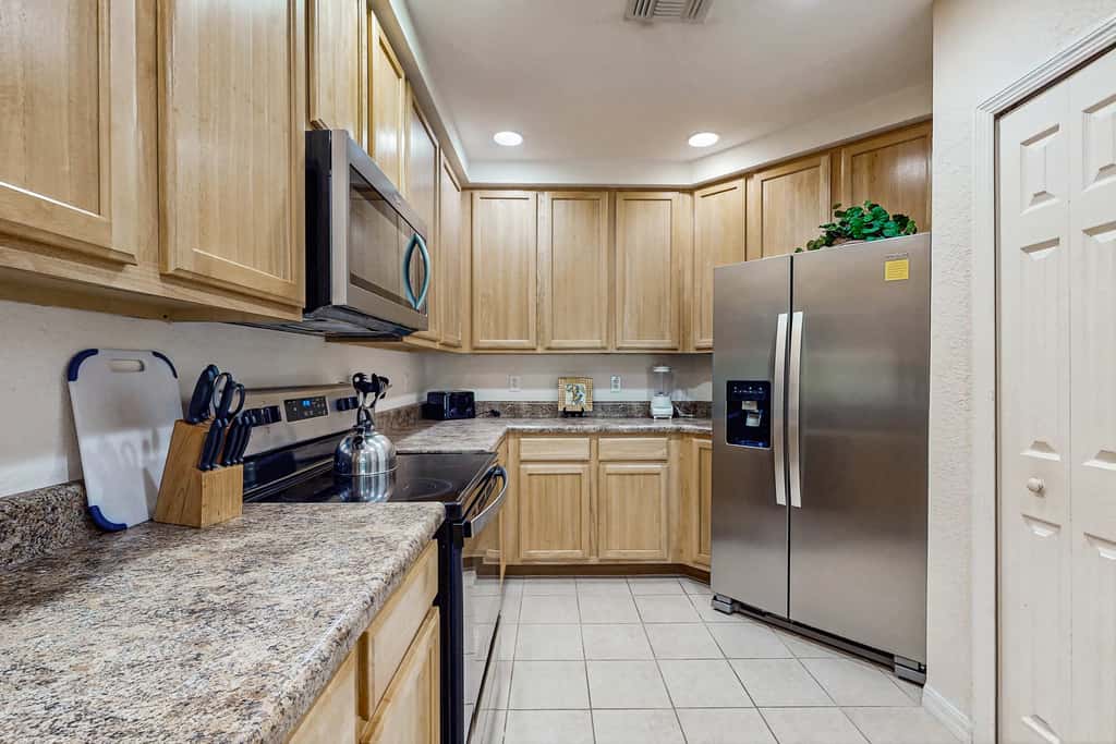 2nd floor condo w/ shared pools, balcony, sauna, gym, hot tub, near theme parks