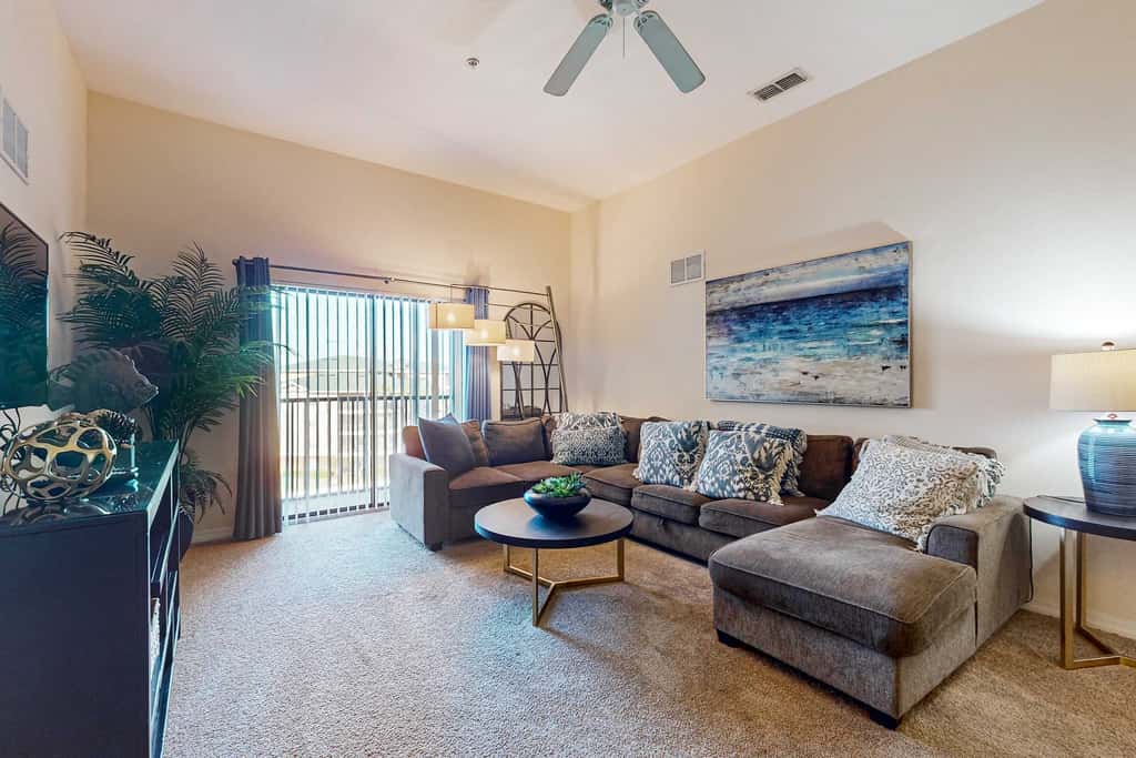 5th floor condo w/ sauna, hot tub, shared pools, gym, balcony, near theme parks
