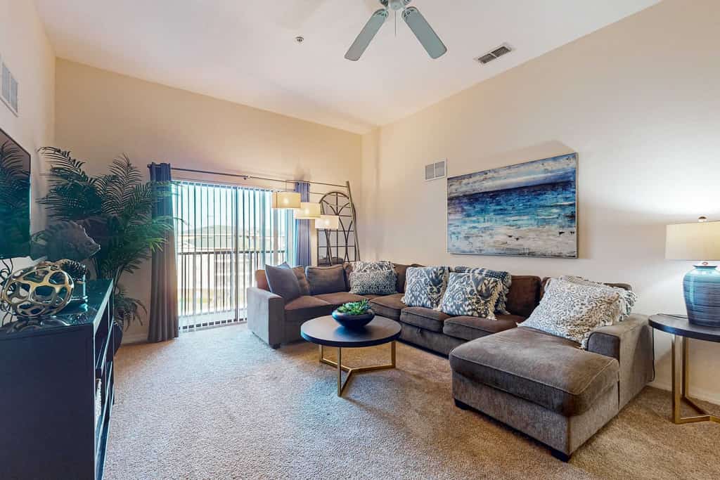 5th floor condo w/ sauna, hot tub, shared pools, gym, balcony, near theme parks