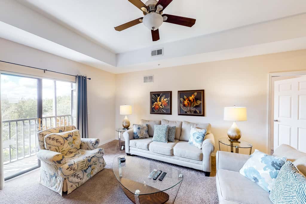 3rd floor condo w/ hot tub, sauna, balcony, gym, shared pools, near theme parks