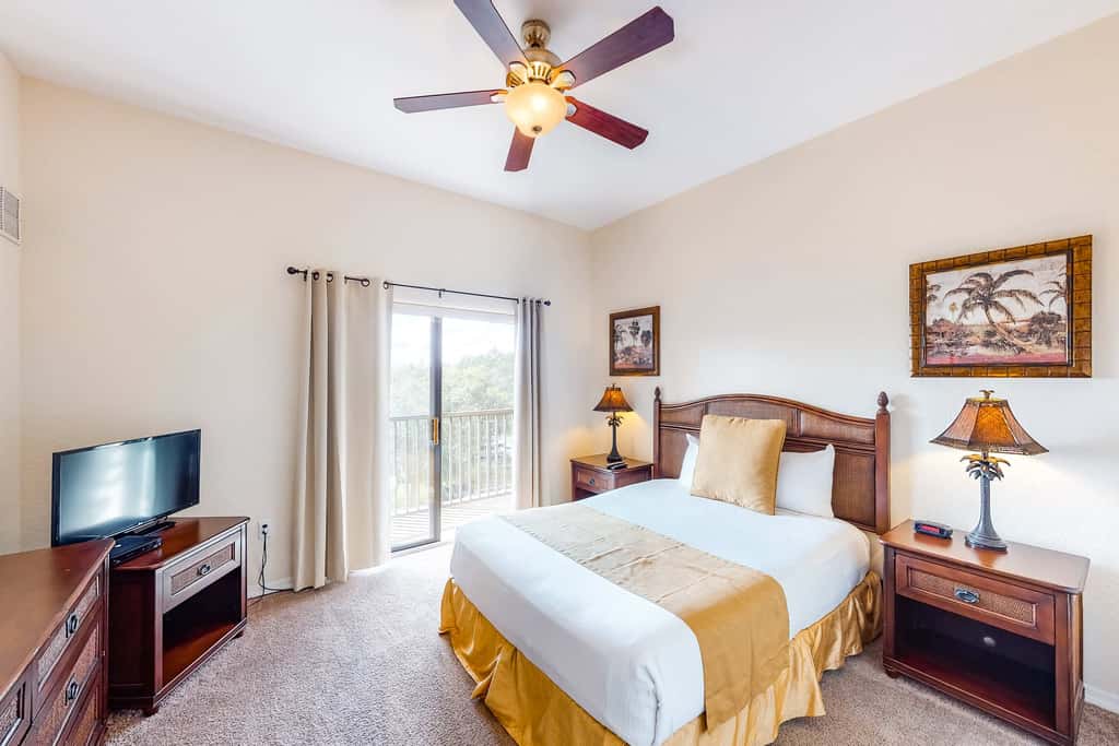 3rd floor condo w/ hot tub, sauna, balcony, gym, shared pools, near theme parks