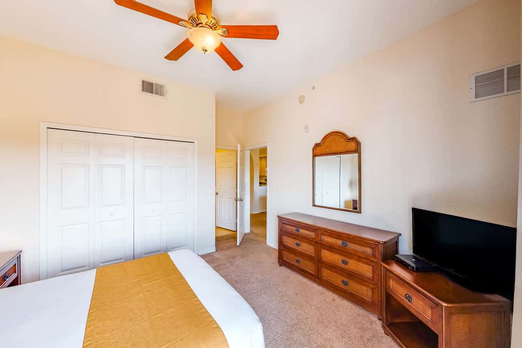 3rd floor condo w/ hot tub, sauna, balcony, gym, shared pools, near theme parks