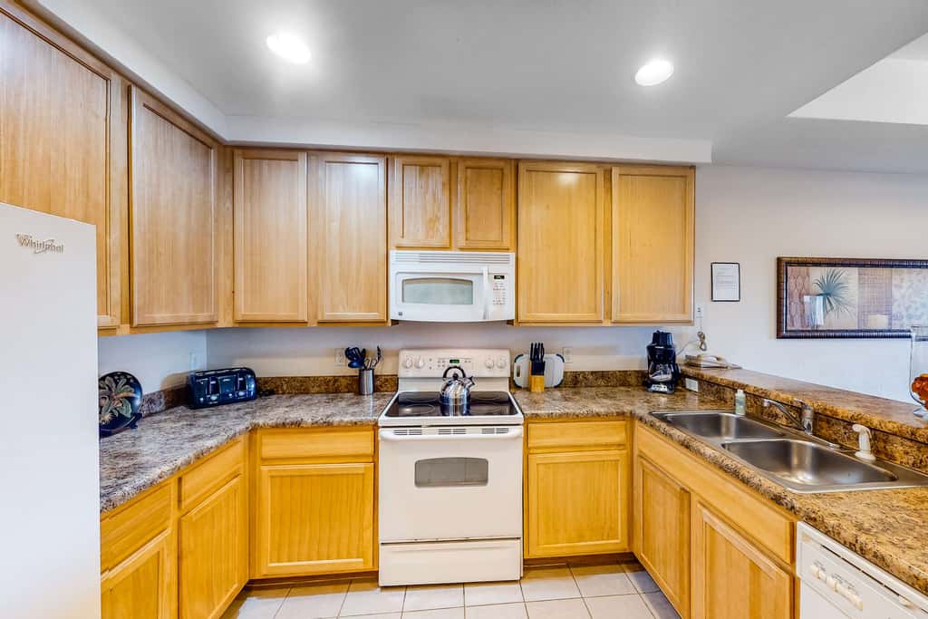 3rd floor condo w/ hot tub, sauna, balcony, gym, shared pools, near theme parks