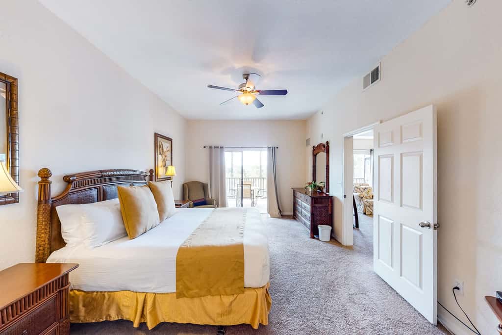 3rd floor condo w/ hot tub, sauna, balcony, gym, shared pools, near theme parks