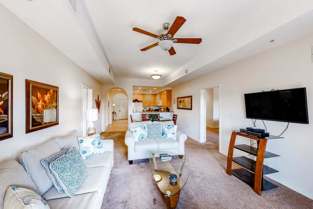 3rd floor condo w/ hot tub, sauna, balcony, gym, shared pools, near theme parks