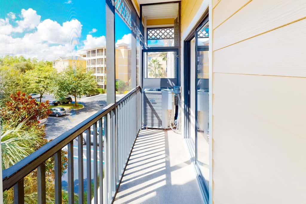 3rd floor condo w/ hot tub, sauna, balcony, gym, shared pools, near theme parks