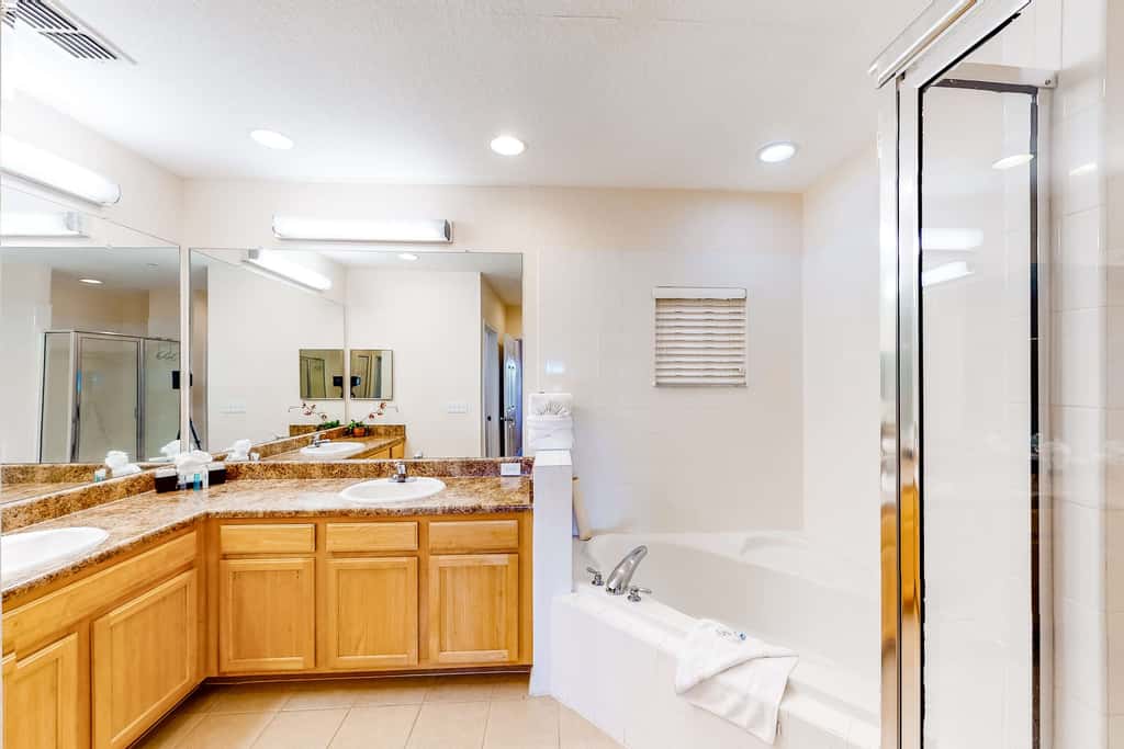 3rd floor condo w/ hot tub, sauna, balcony, gym, shared pools, near theme parks